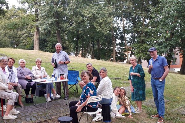 vrolijke vrienden aan de lourdeskapel